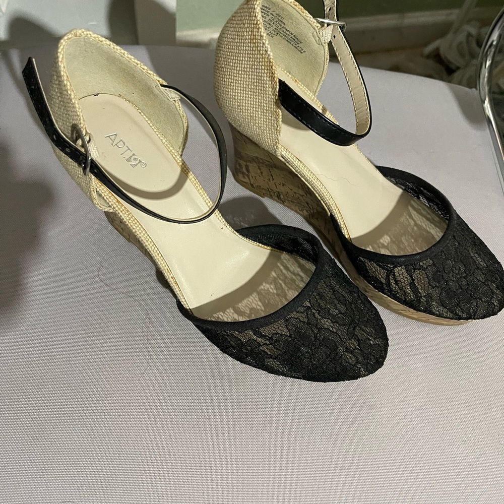 Original and beautiful shoes in two colors, comfortable and elegant.